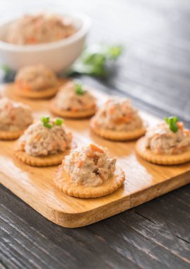 ton balıklı kraker ile yayıldı