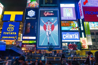 Osaka, Japonya - 19 Kasım 2016: Bir grup insan shopp için yürüyüş