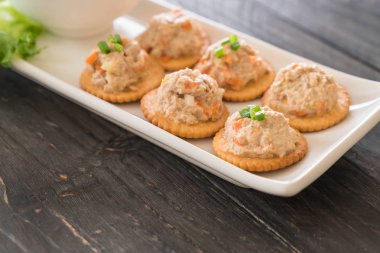 ton balıklı kraker ile yayıldı