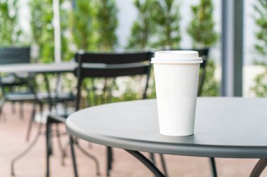 Kahve dükkanında kahve fincanı.