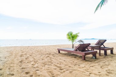 Tayland Pattaya Beach sandalye, palmiye ve tropikal plaj
