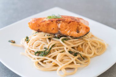 somon ile tavada kızartılmış acılı spagetti