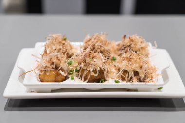 Beyaz tabakta takoyaki