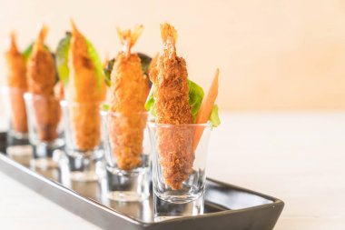  ahşap üzerine meyilli kızarmış karides