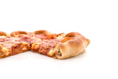 Beyaz zemin üzerine ev yapımı biberli Pizza 