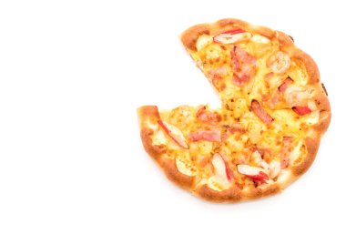 Beyaz arka plan üzerinde izole hawaiian deniz ürünleri pizza 