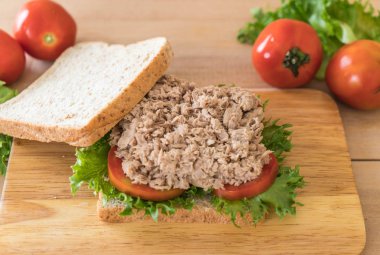 ton balıklı sandviç Wood