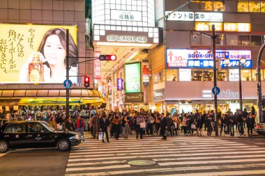 Osaka, Japonya - 19 Kasım 2016: Bir grup insan shopp için yürüyüş