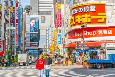Tokyo, Japonya - 2016 Kasım 17: Shinjuku Tokyo'nın busine biridir