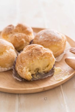 kremalı pasta plaka üzerinde