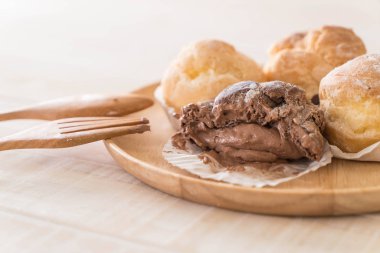 kremalı pasta plaka üzerinde