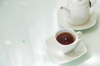 Çay fincanı masanın üstünde.