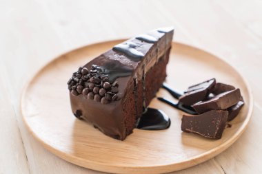 Ahşap üzerine çikolatalı kek