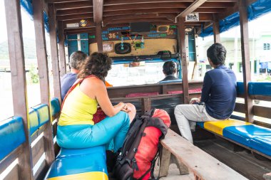 Phuket, Tayland 30 Ekim 2016: Kimliği belirsiz kişi seyahat etmek çevrede