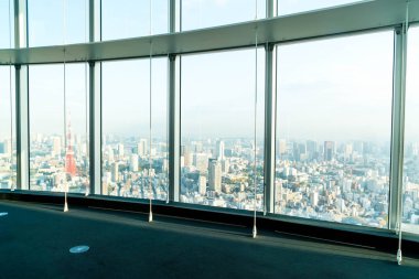Tokyo Kulesi arka plan ile binanın pencere