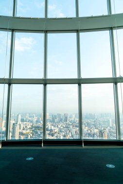 Tokyo Kulesi arka plan ile binanın pencere