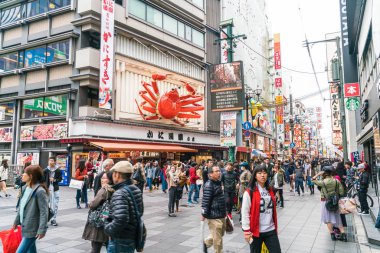 Osaka, Japonya - 19 Kasım 2016: Bir grup insan shopp için yürüyüş