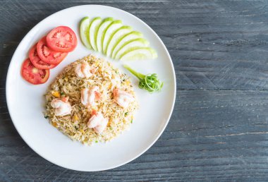 Kızarmış pirinç ve karides.