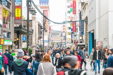 Osaka, Japonya - 19 Kasım 2016: Bir grup insan shopp için yürüyüş