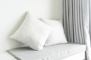 Oturma odasında kanepe dekorasyon güzel yastık 