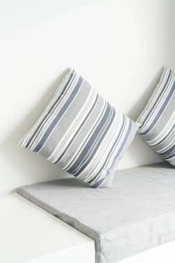 Oturma odasında kanepe dekorasyon güzel yastık 