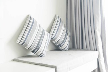 Oturma odasında kanepe dekorasyon güzel yastık 