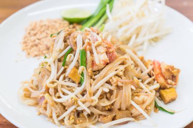 Karides veya karides Keçe Tay ile tavada kızartılmış erişte 