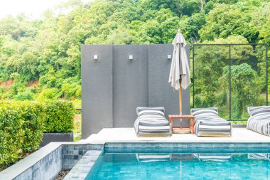 Güzel lüks otel havuzu resort yüzme havuzunda 