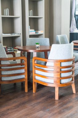 Teraslı bir salon Tablo ayarı 