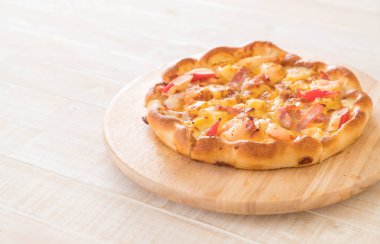 Ev yapımı hawaiian deniz ürünleri pizza