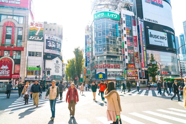 Tokyo, Japonya - 2016 Kasım 17: Shinjuku Tokyo'nın busine biridir
