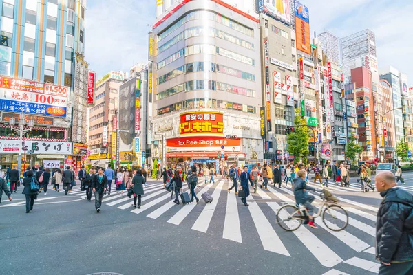 Tokyo, Japonya - 2016 Kasım 17: Shinjuku Tokyo'nın busine biridir