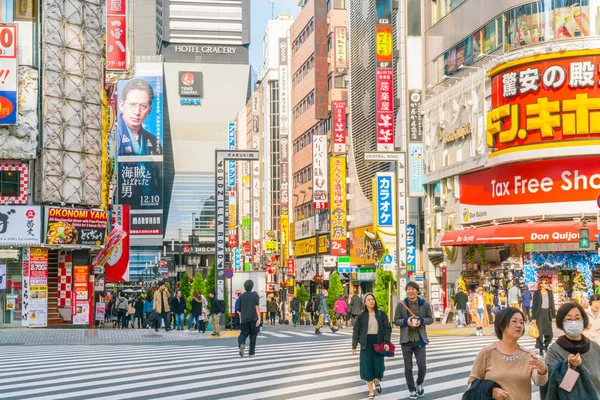 Tokyo, Japonya - 2016 Kasım 17: Shinjuku Tokyo'nın busine biridir
