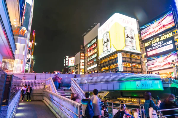 쇼핑에 걷는 사람들의 일본 오사카-11 월 19 2016: 그룹 — 스톡 사진