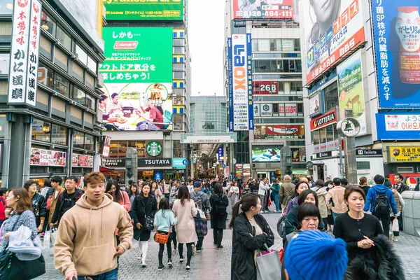 Osaka, Japonya - 19 Kasım 2016: Bir grup insan shopp için yürüyüş — Stok fotoğraf