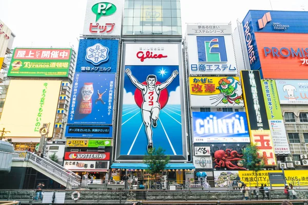 Osaka, japan - 19. nov 2016: gruppe von menschen, die zum einkaufen gehen — Stockfoto