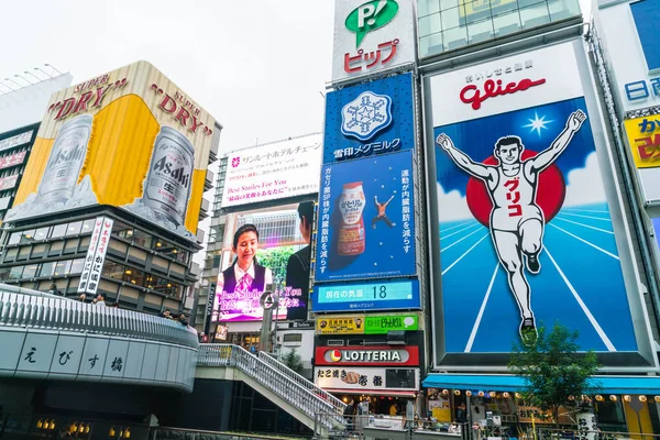 OSAKA, JAPÓN - 19 NOV 2016: Grupo de personas caminando para ir de compras — Foto de Stock