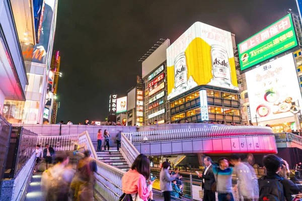 OSAKA, JAPÓN - 19 NOV 2016: Grupo de personas caminando para ir de compras — Foto de Stock