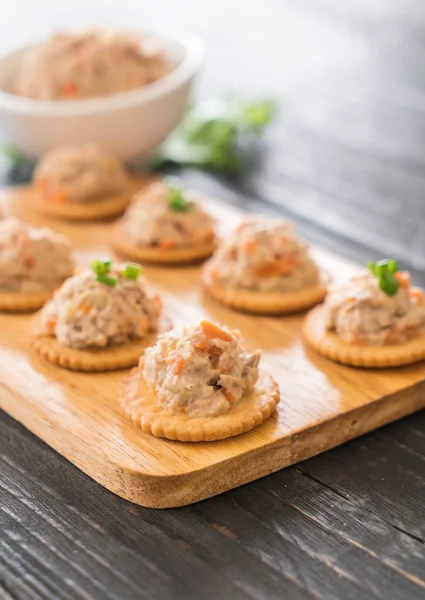 ton balıklı kraker ile yayıldı