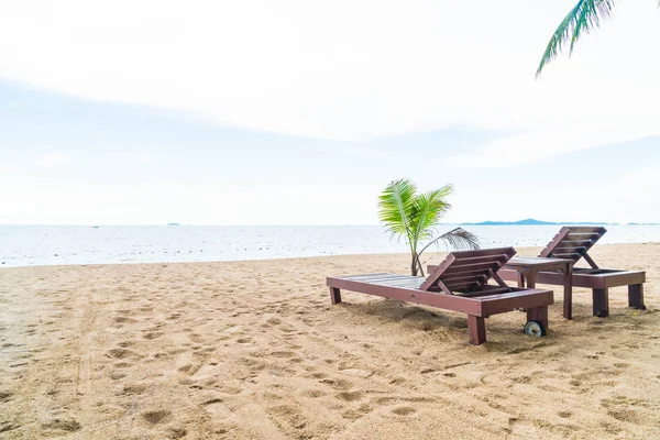 Tayland Pattaya Beach sandalye, palmiye ve tropikal plaj