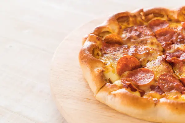 Zelfgemaakte peperoni Pizza op houten plaat — Stockfoto