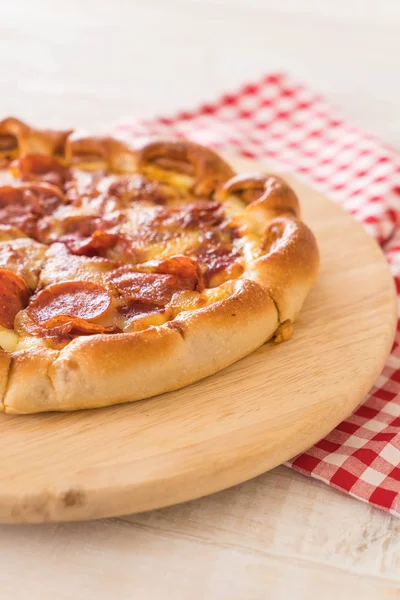 Pizza caseira Pepperoni em placa de madeira — Fotografia de Stock