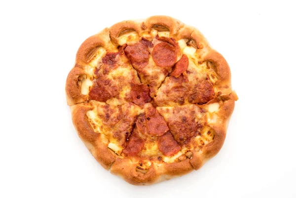 Hemmagjord Pepperoni Pizza på vit bakgrund — Stockfoto