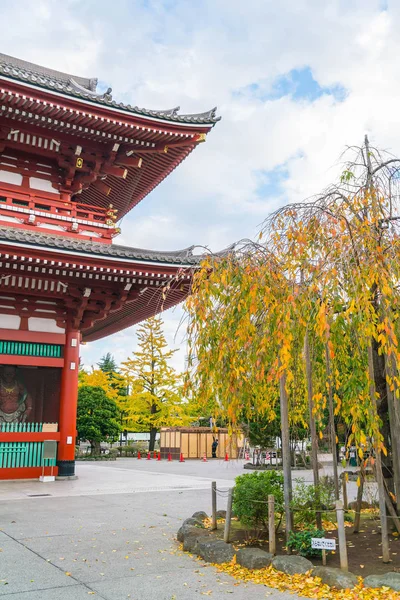 Hermosa arquitectura en el Templo Sensoji alrededor del área de Asakusa en — Foto de Stock