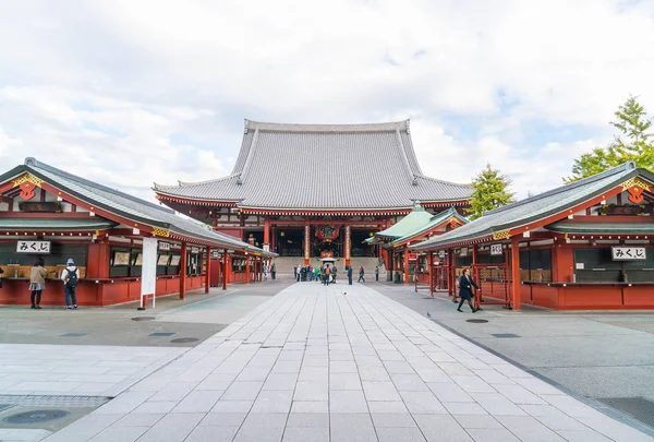 TOKIO-NOV 16: Multitud de personas en el templo budista Sensoji en Novem — Foto de Stock