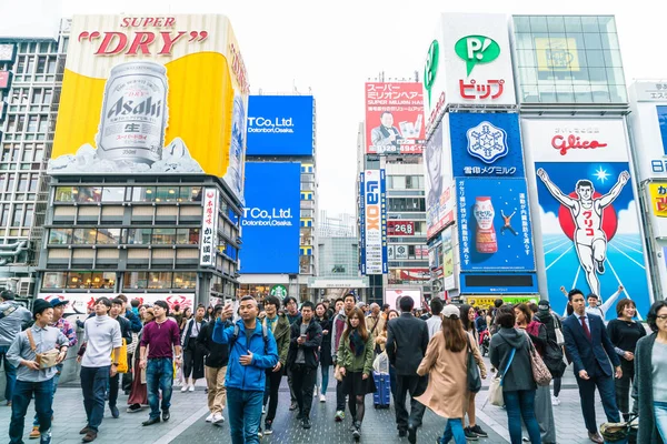 쇼핑에 걷는 사람들의 일본 오사카-11 월 19 2016: 그룹 — 스톡 사진