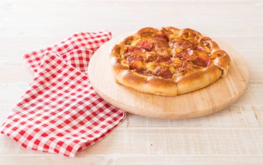 Ev yapımı biberli Pizza ahşap plaka üzerinde