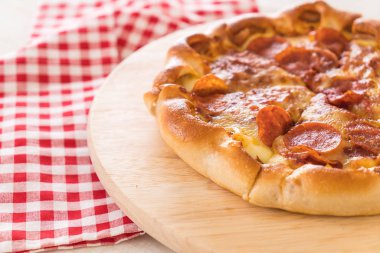 Ev yapımı biberli Pizza ahşap plaka üzerinde