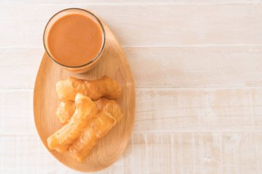 derin yağda kızartılmış hamur sopa ile süt çay