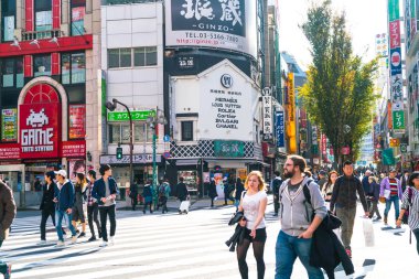 Tokyo, Japonya - 2016 Kasım 17: Shinjuku Tokyo'nın busine biridir